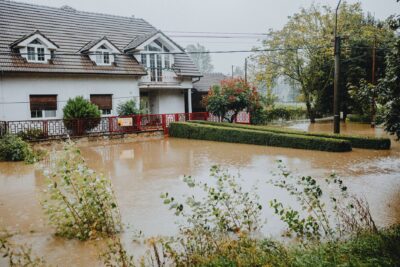 Vigilance rouge pluie-inondation dans le Gard et l’Hérault : écoles fermées, jusqu’à 350 mm attendus ce mercredi