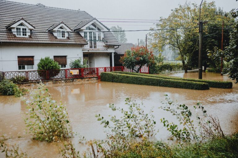 Vigilance rouge pluie-inondation dans le Gard et l’Hérault : écoles fermées, jusqu’à 350 mm attendus ce mercredi
